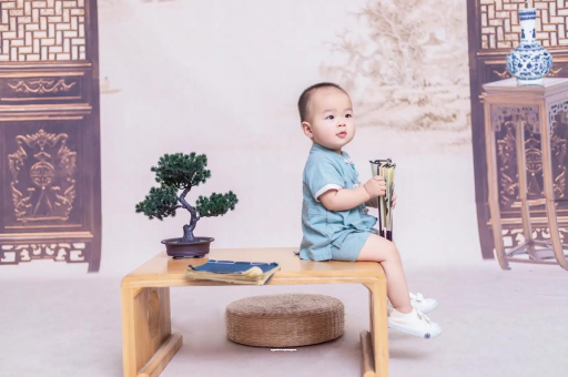 博尔塔拉女宝宝换尿布